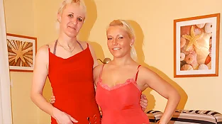 Elderly And Young Lesbians Play With Eachothers Honeypot - Mature NL